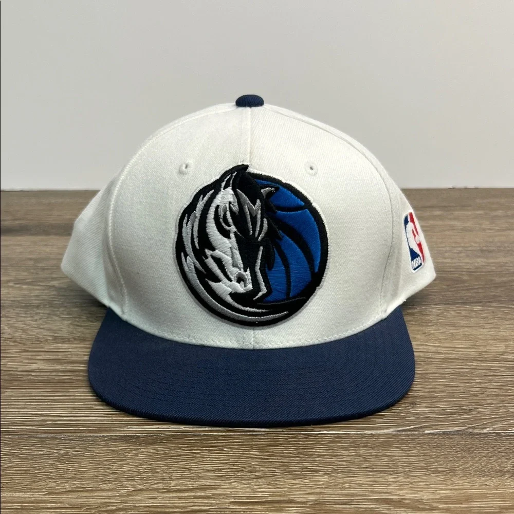 🧢 Mitchell & Ness Dallas Mavericks Snapback Hat – NBA Hardwood Classics